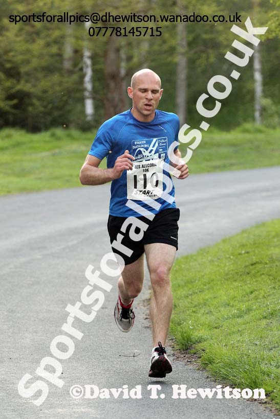 Mark Oliver on his way to 4th in the Les Allcorn 10k, Alnwick. Photo: David T. Hewitson/Sports for All Pics